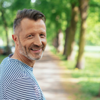 Немецкий мужчина на прогулке в парке символ надежности спокойствия и уверенности в себе